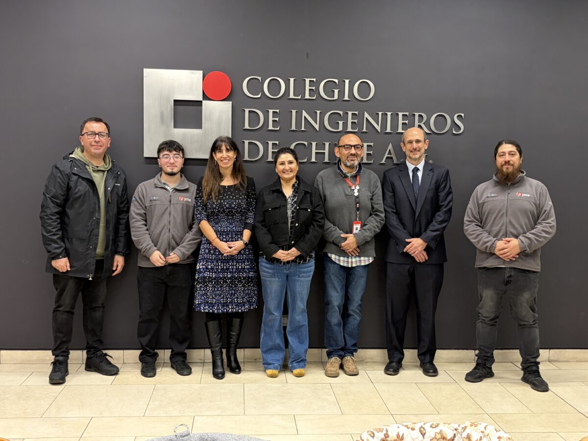 Representantes de ACTI, IPYME, Indra Group y de la Escuela El Guayacán en el Colegio de Ingenieros.