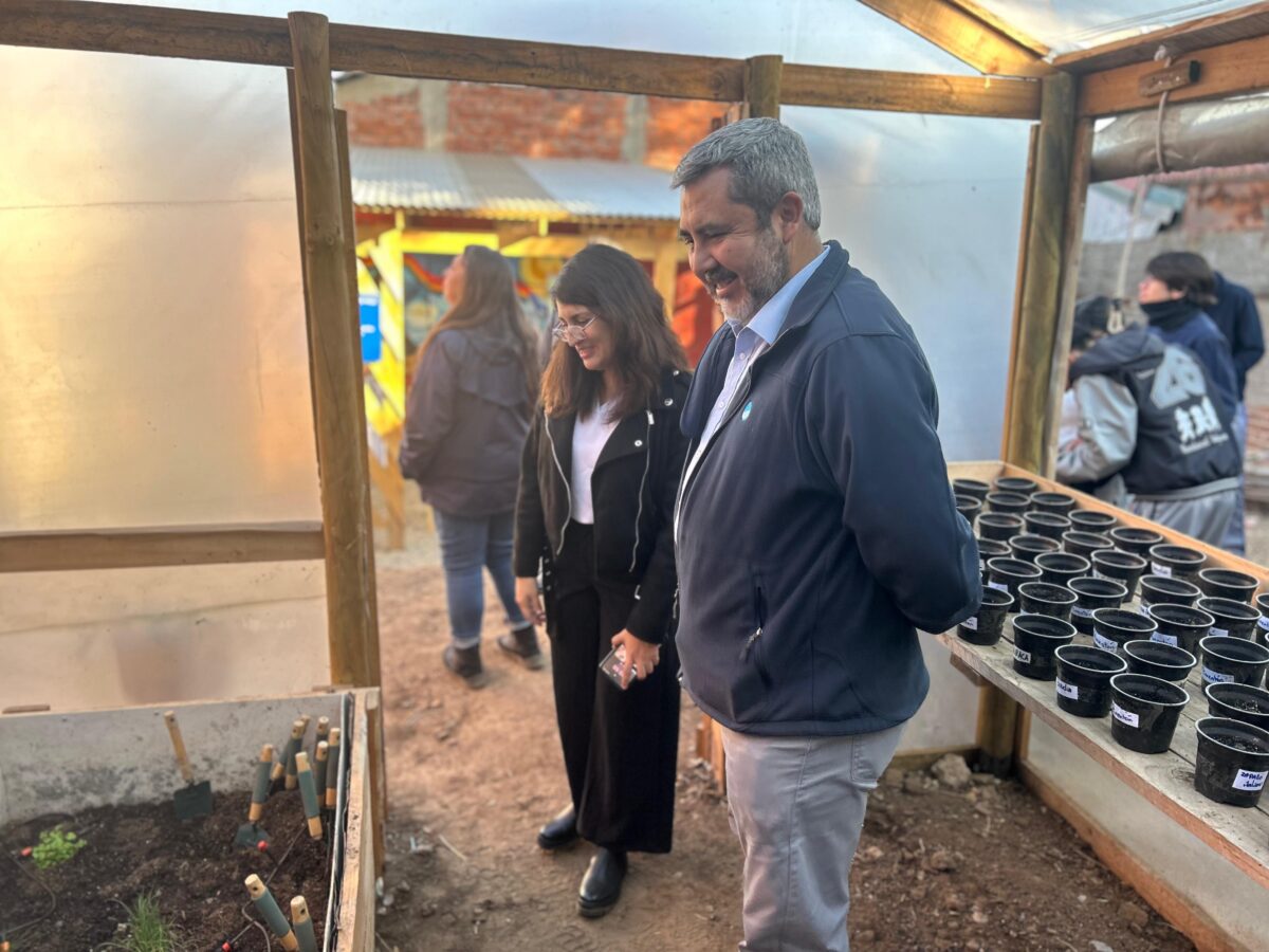 Representantes de Esval y del establecimiento educacional recorriendo las instalaciones del invernadero.