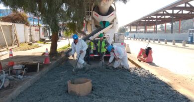 Trabajadores de Esval realizando la renovación de la red de alcantarillado en Quintero.