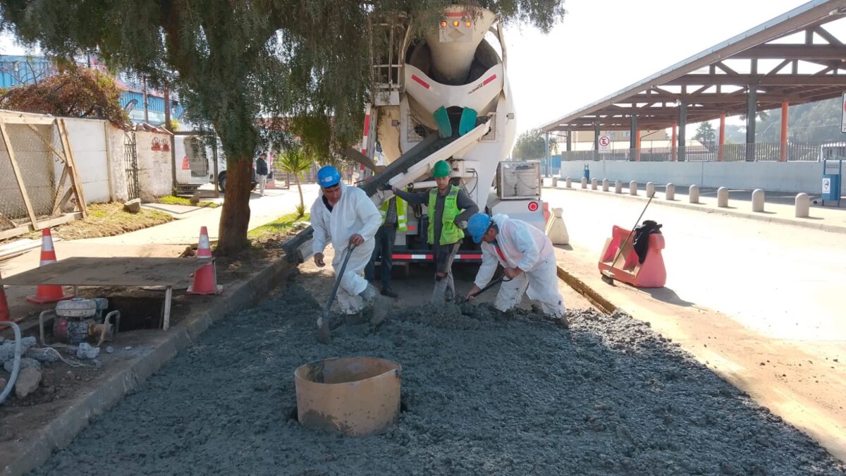 Trabajadores de Esval realizando la renovación de la red de alcantarillado en Quintero.