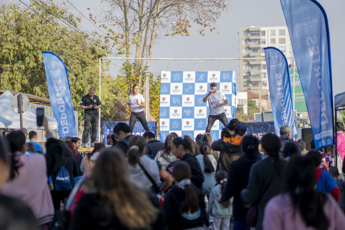 Presentación de baile y zumba en escenario al aire libre en Quilpué.