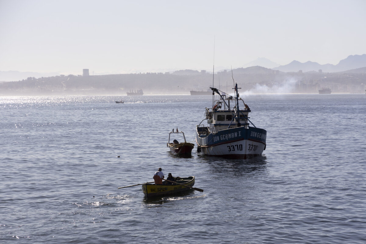 Barcos de pesca en la bahía de Valparaíso, Chile.