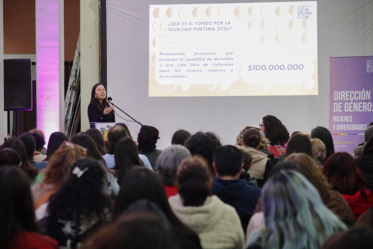 Alcaldesa de Valparaíso, Camila Nieto, presentando el Fondo Concursable Igualdad Porteña.