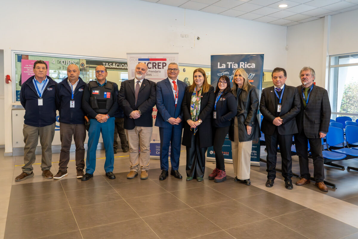 Grupo de autoridades y funcionarios dentro de la oficina de la Tía Rica en Quilpué.