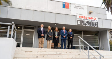 Autoridades frente a la oficina de la Tía Rica en Quilpué.