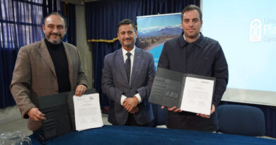 Autoridades de la UPLA, SLEP Aconcagua y SLEP Los Andes posan con los convenios firmados.
