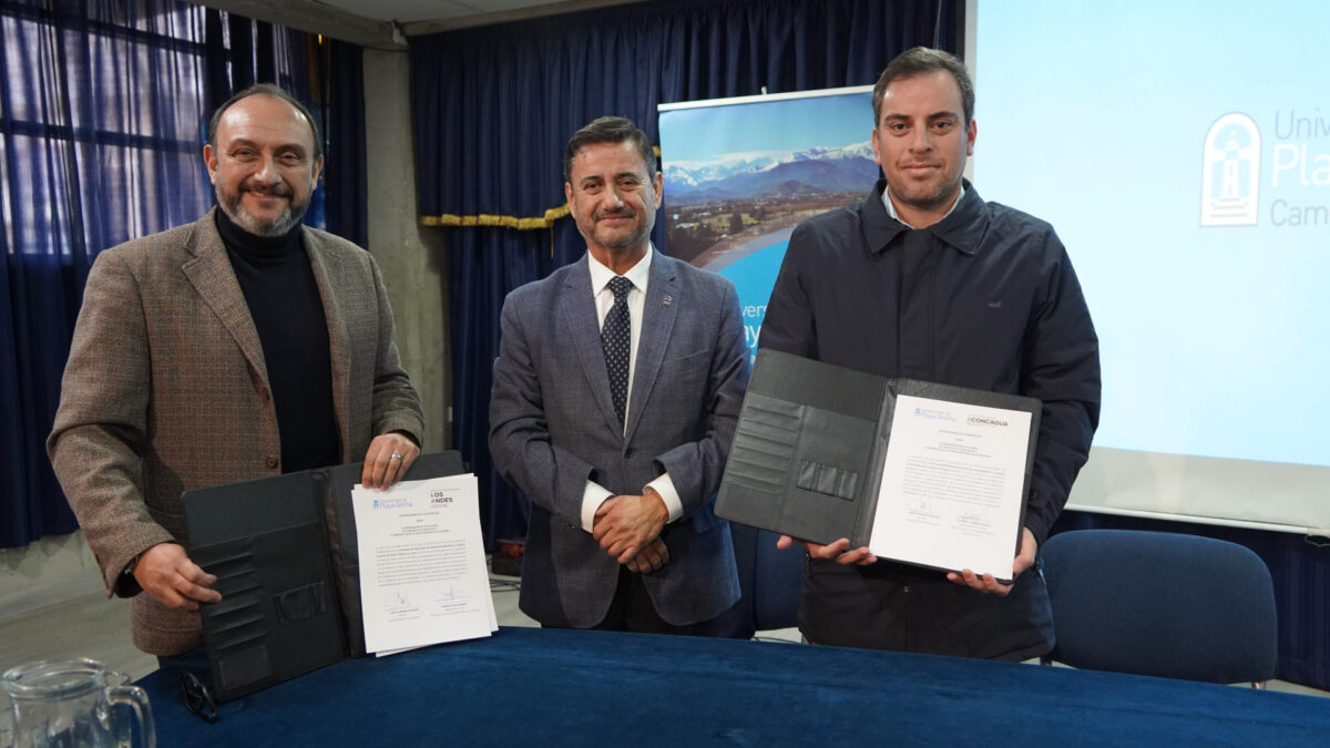 Autoridades de la UPLA, SLEP Aconcagua y SLEP Los Andes posan con los convenios firmados.