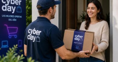 Entrega de un paquete del Cyber Day a un cliente.