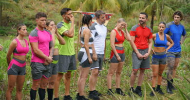Participantes del reality "¿Volverías con tu ex? 2" durante una competencia en la selva amazónica.