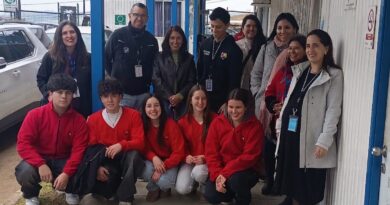 Grupo de personas, incluyendo estudiantes y adultos, posando sonrientes tras la donación de ropa al EcoMercado Solidario de Viña del Mar.