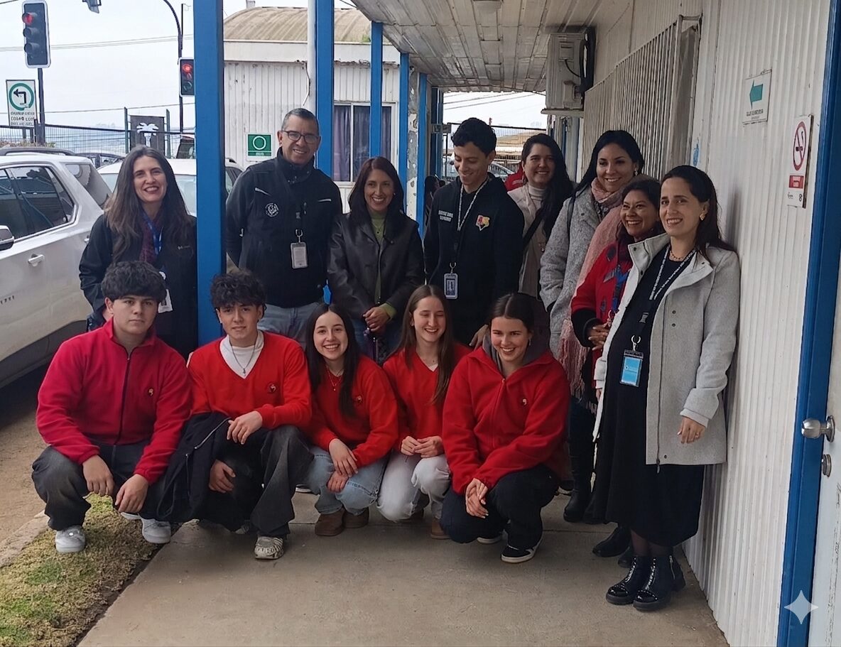 Grupo de personas, incluyendo estudiantes y adultos, posando sonrientes tras la donación de ropa al EcoMercado Solidario de Viña del Mar.