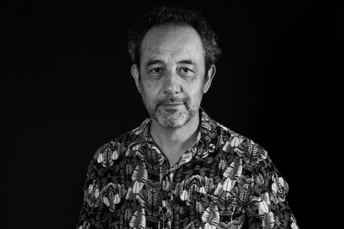 Retrato en blanco y negro del actor chileno Daniel Muñoz.