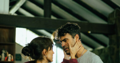Francisca Walker como Sofía en la serie MegaShorts 'Sofía en peligro', bajo una luz roja.