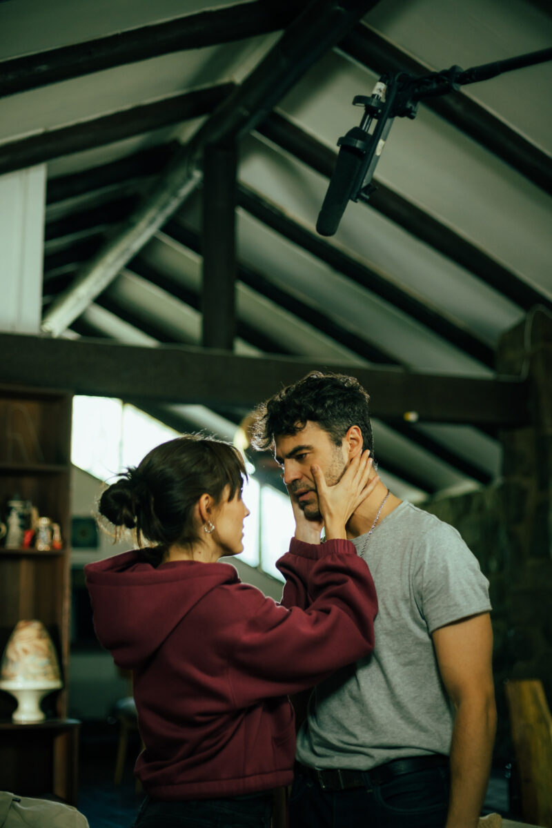 Francisca Walker como Sofía en la serie MegaShorts 'Sofía en peligro', bajo una luz roja.