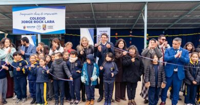 Inauguración de las obras de conservación en el Colegio Jorge Rock Lara de Quilpué con la presencia de autoridades, docentes y estudiantes.