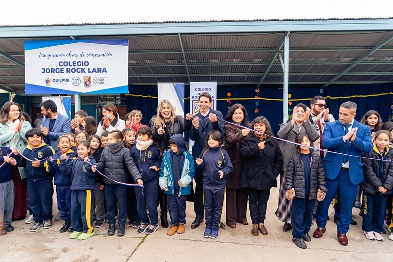 Inauguración de las obras de conservación en el Colegio Jorge Rock Lara de Quilpué con la presencia de autoridades, docentes y estudiantes.