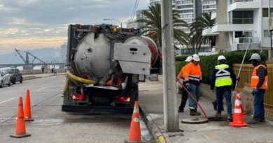 Trabajadores de Esval realizando labores de mantenimiento preventivo en la red de alcantarillado con un camión hidrojet.