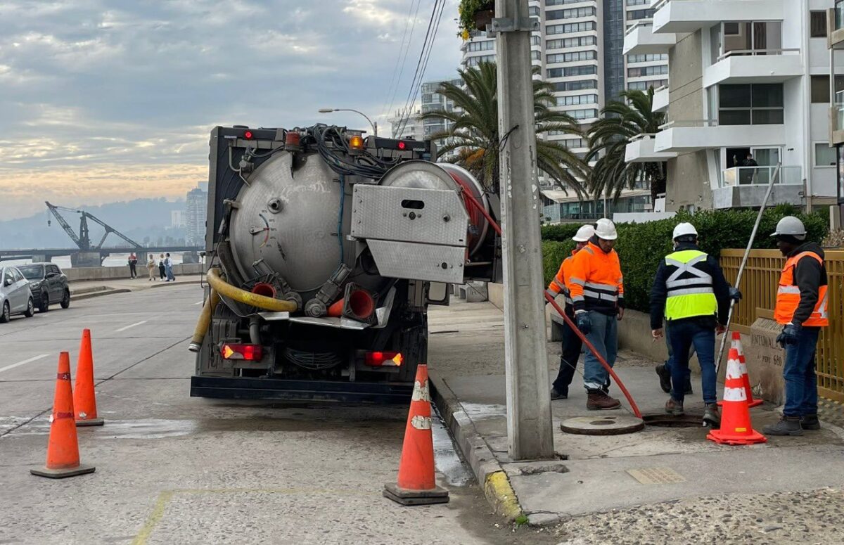 Trabajadores de Esval realizando labores de mantenimiento preventivo en la red de alcantarillado con un camión hidrojet.
