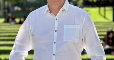 Retrato de Heriberto García, exdirector del Instituto de Salud Pública (ISP) y director de la carrera de Química y Farmacia de la UDD.