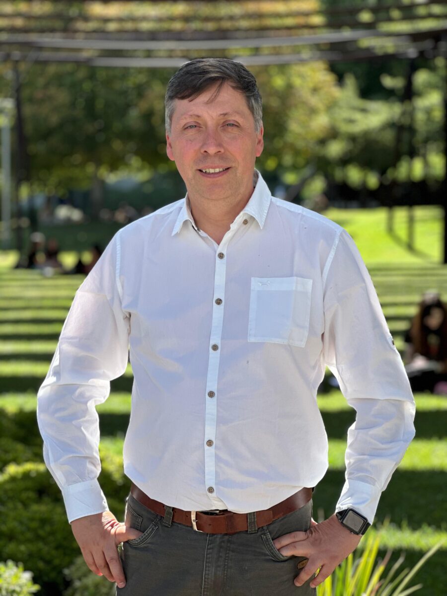 Retrato de Heriberto García, exdirector del Instituto de Salud Pública (ISP) y director de la carrera de Química y Farmacia de la UDD.