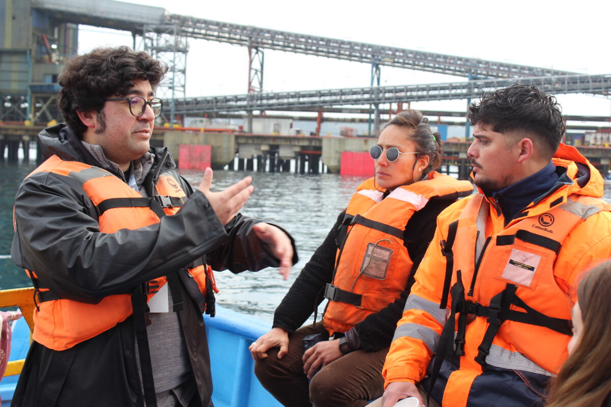 Participantes en una embarcación durante la campaña de monitoreo ambiental.