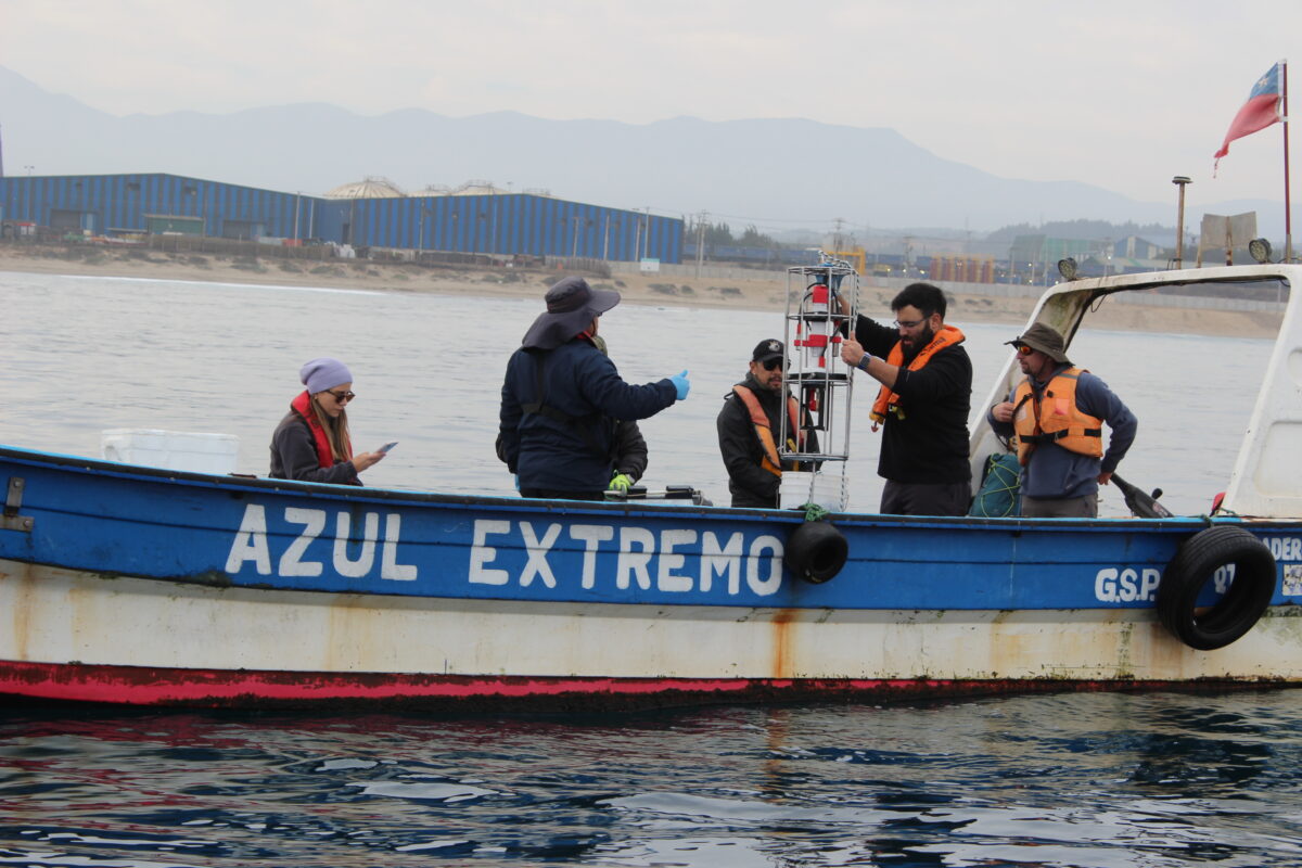 Trabajos de medición oceanográfica de Aguas Pacífico en el mar de Quintero.
