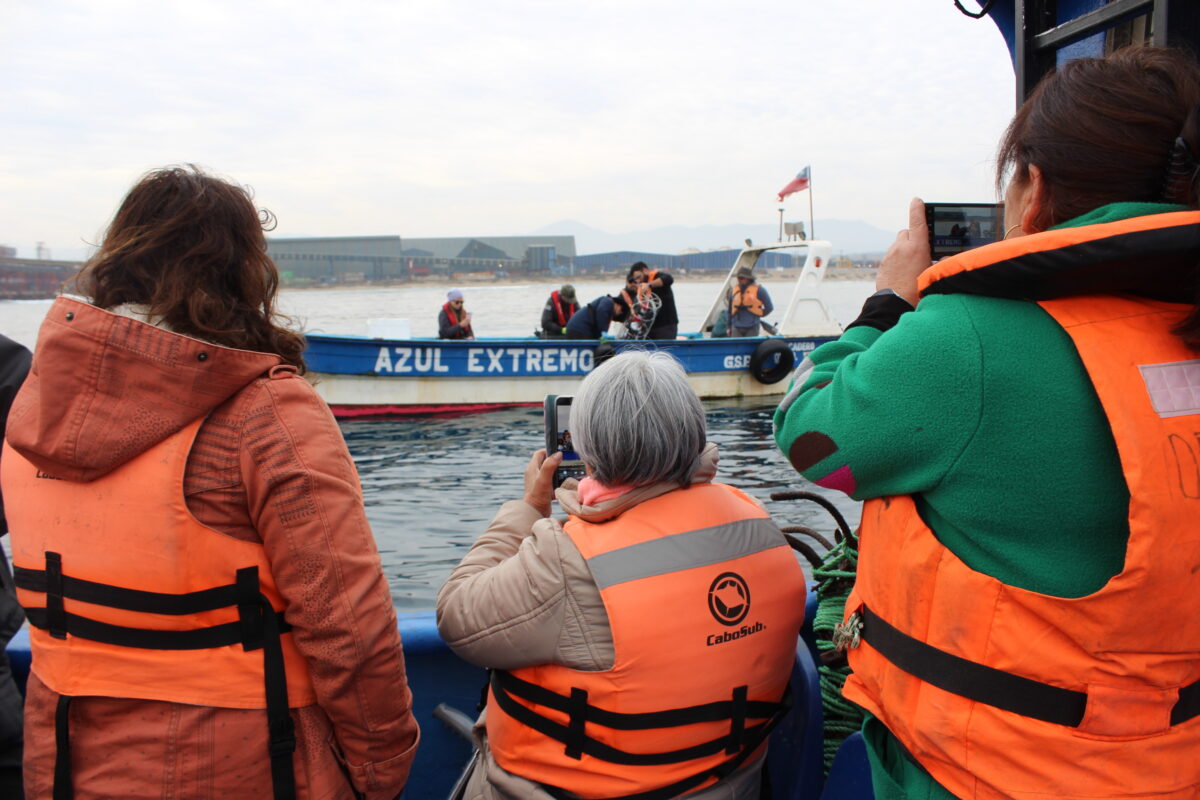 Miembros de la comunidad observando las maniobras de muestreo en el mar de Quintero.