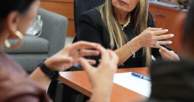 Alcaldesa Carolina Corti en una reunión, gesticulando mientras habla.