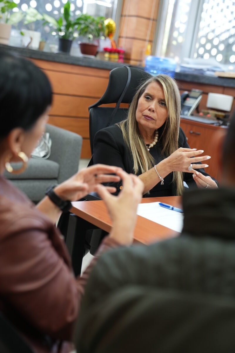 Alcaldesa Carolina Corti en una reunión, gesticulando mientras habla.