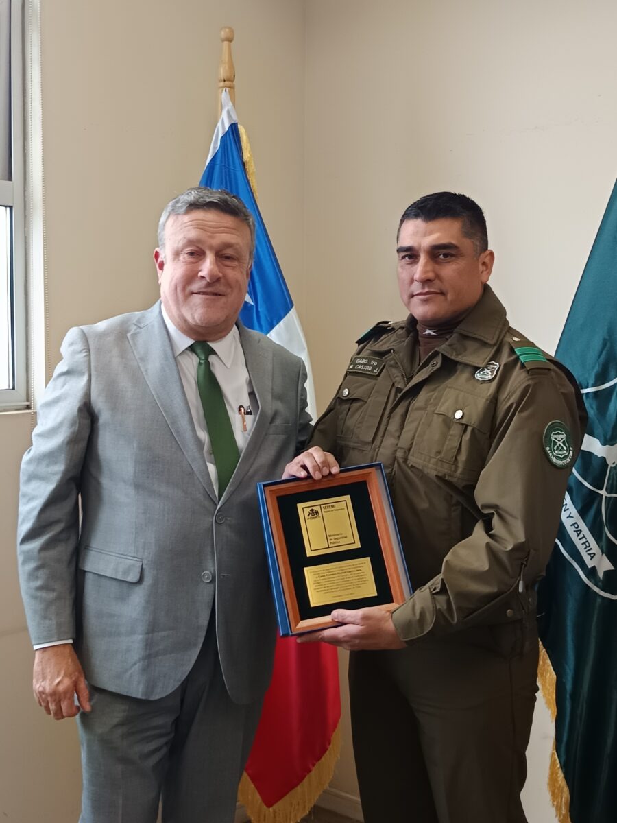 El Seremi Hernán Silva entrega un galvano de reconocimiento al cabo primero de Carabineros Michel Castro.