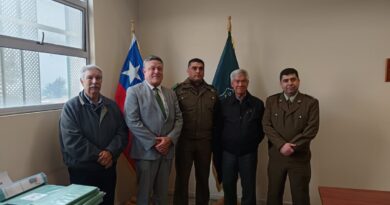 Seremi de Seguridad Pública Hernán Silva junto al cabo primero Michel Castro y acompañantes en la ceremonia de reconocimiento.