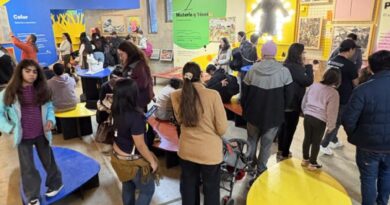 Familias y niños recorriendo las instalaciones interactivas del Museo Artequin Viña del Mar.