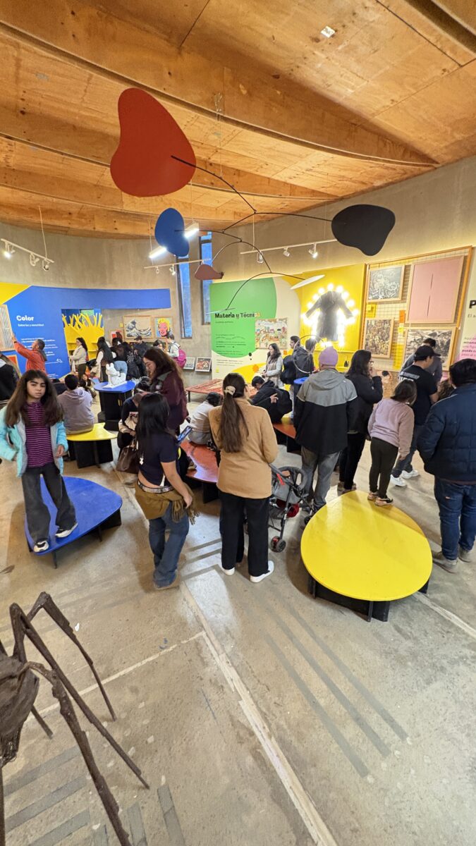 Familias y niños recorriendo las instalaciones interactivas del Museo Artequin Viña del Mar.