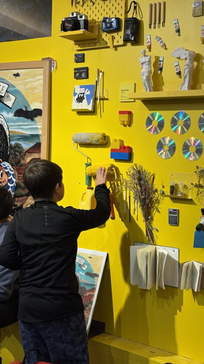 Un niño interactúa con los elementos sensoriales y artísticos en las paredes del museo.