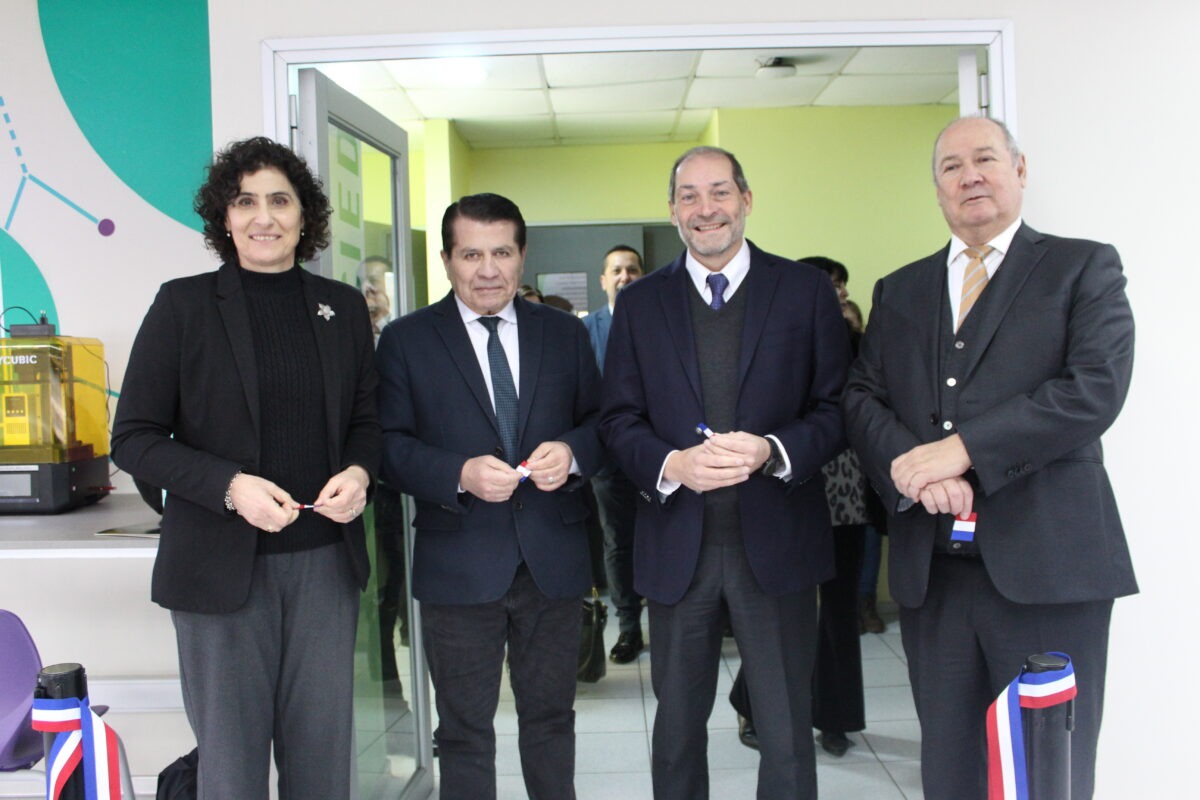 Autoridades de la Universidad Santo Tomás realizan el tradicional corte de cinta en la inauguración del Hiperespacio Educativo.