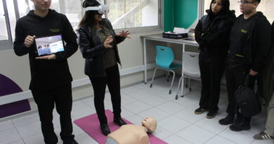 Estudiantes y docentes interactúan con simuladores de reanimación y visores de realidad virtual en el nuevo Hiperespacio Educativo.