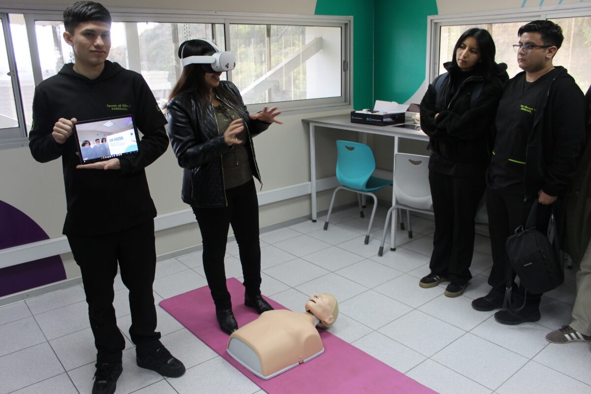 Estudiantes y docentes interactúan con simuladores de reanimación y visores de realidad virtual en el nuevo Hiperespacio Educativo.