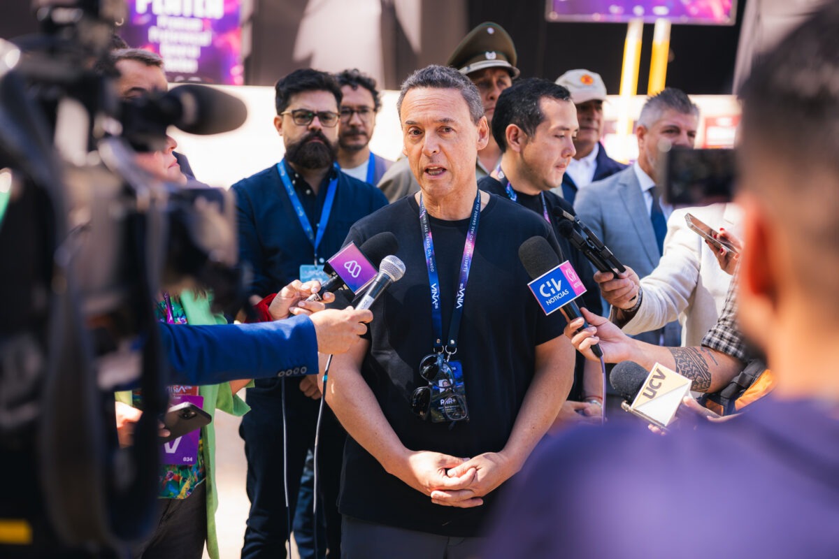Juan Pablo González, director del área matinal de Mega, hablando con periodistas.