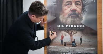 Firma del afiche oficial de la película Mil pedazos en Villa Alemana.