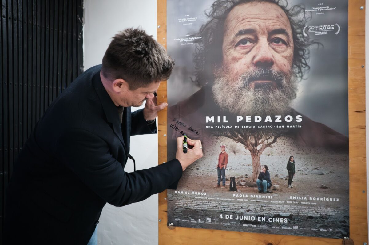 Firma del afiche oficial de la película Mil pedazos en Villa Alemana.