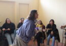 Grupo de mujeres sonrientes en un entorno verde durante el tercer módulo de aprendizaje del programa Cuidados y Empleo en La Ligua.