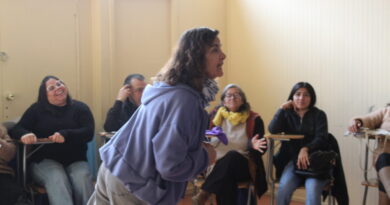 Grupo de mujeres sonrientes en un entorno verde durante el tercer módulo de aprendizaje del programa Cuidados y Empleo en La Ligua.