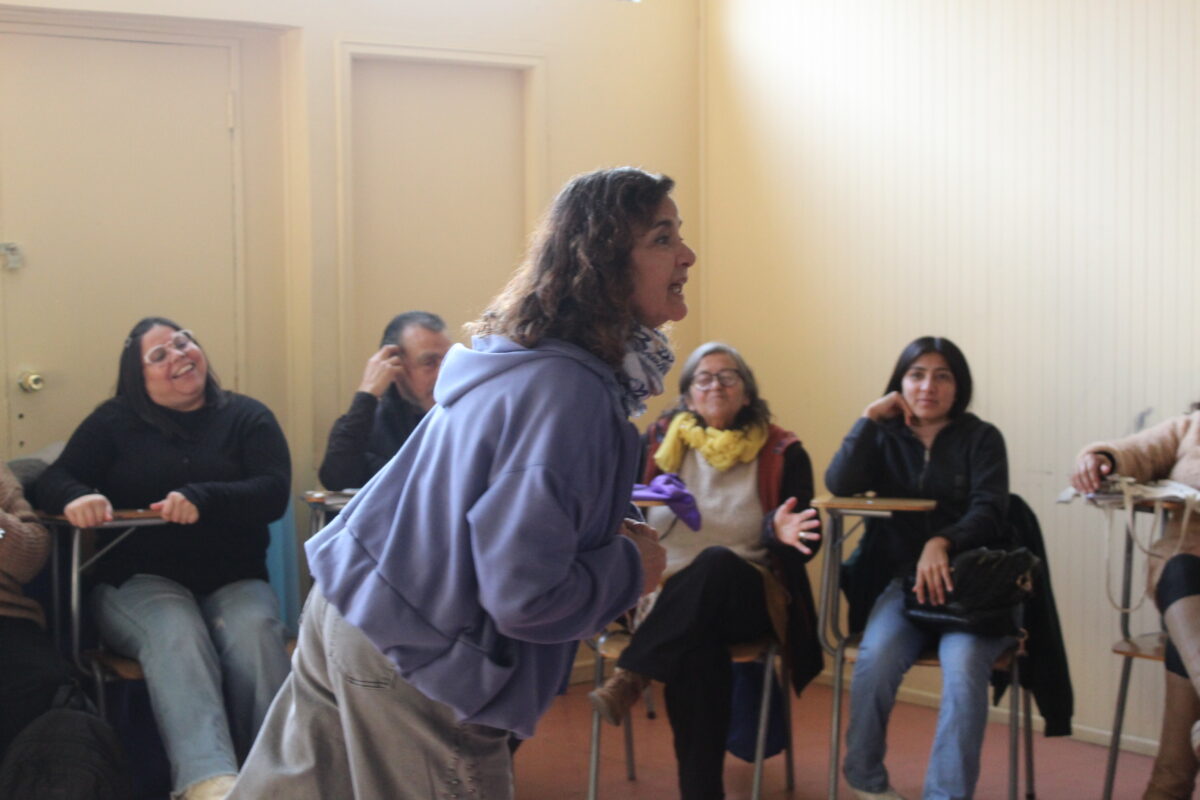 Grupo de mujeres sonrientes en un entorno verde durante el tercer módulo de aprendizaje del programa Cuidados y Empleo en La Ligua.