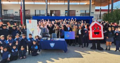 Estudiantes y autoridades celebran el lanzamiento del Energy Challenge 2026 en la comuna de Nogales.