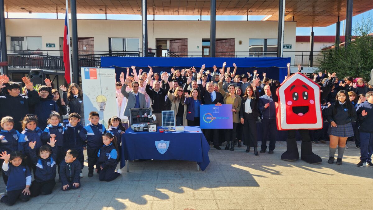 Estudiantes y autoridades celebran el lanzamiento del Energy Challenge 2026 en la comuna de Nogales.