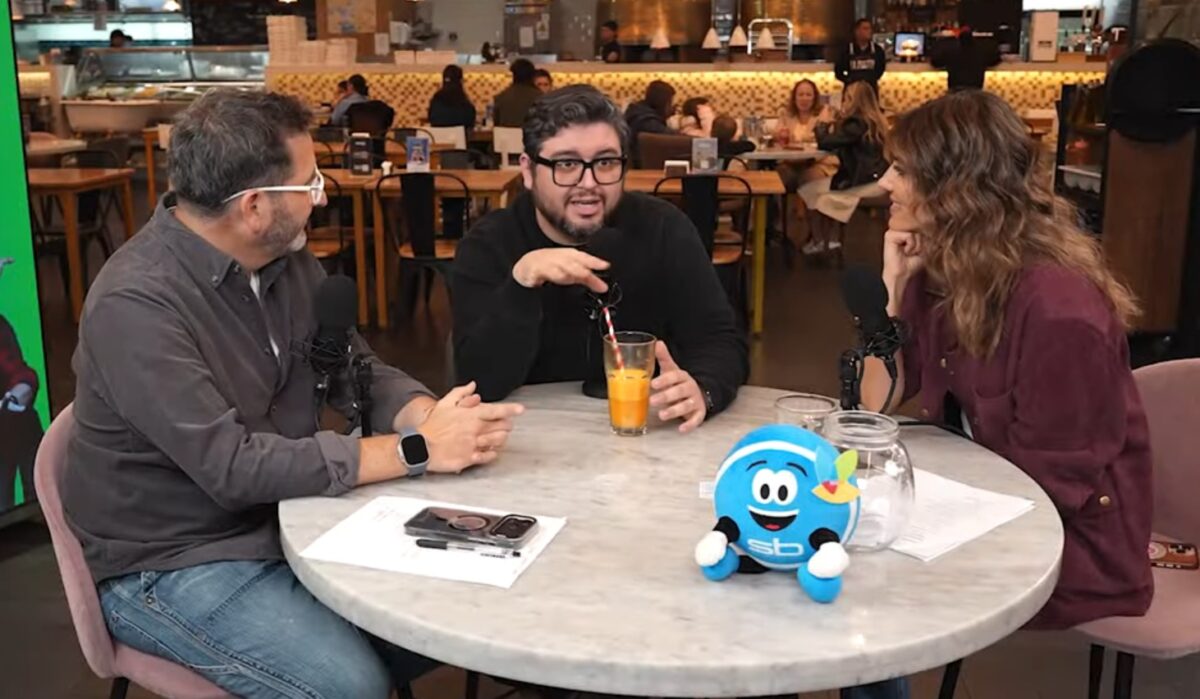 Luis Slimming gesticula durante la grabación del podcast junto a los animadores.