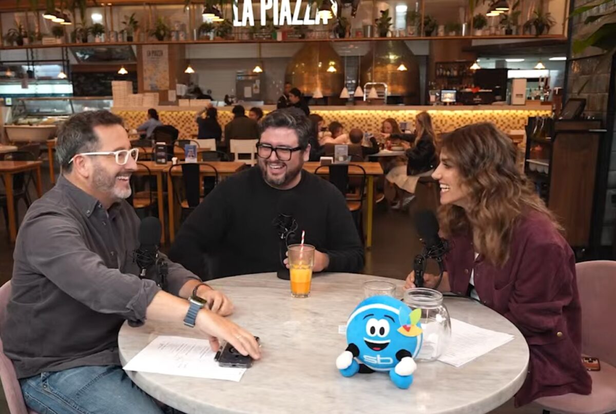 Eduardo Fuentes, Luis Slimming y María Luisa Godoy conversando en el podcast Mari con Edu.