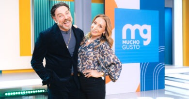 Karen Doggenweiler y José Antonio Neme posando en el set de Mucho Gusto.