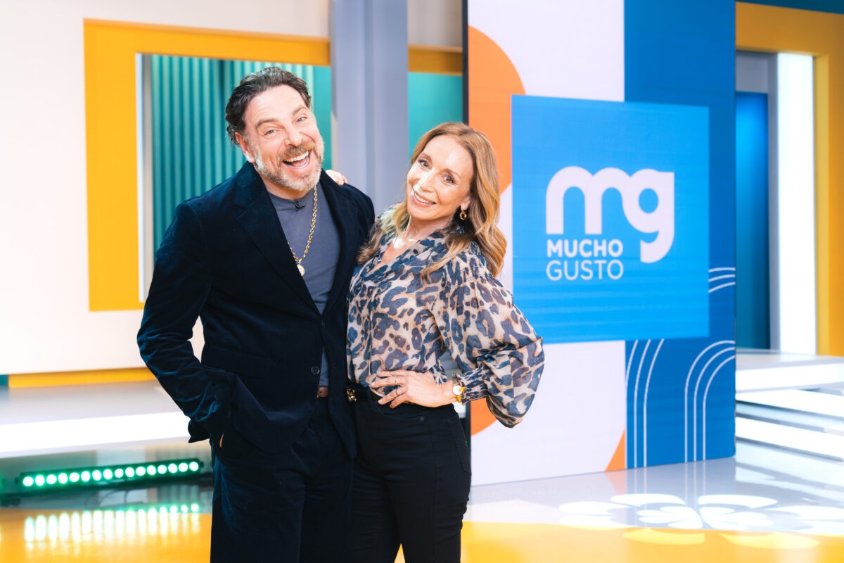 Karen Doggenweiler y José Antonio Neme posando en el set de Mucho Gusto.