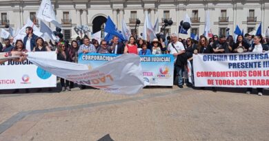 Manifestación de trabajadores de la Corporación de Asistencia Judicial frente al Palacio de La Moneda.